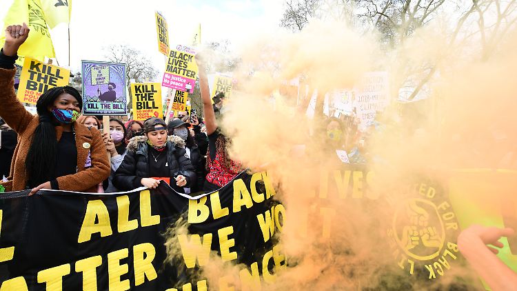 Unter anderem reagiert die Regierung mit dem Gesetz auf Proteste zum Klimaschutz und gegen Rassismus.