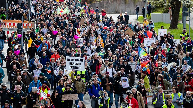 Dicht gedrängt und ohne Masken nehmen zahlreiche Menschen auf dem an der Demonstration teil.