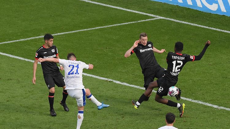 Das Rekordtor gegen den Rekord: Klaas-Jan Huntelaar trifft gegen Bayer Leverkusen.