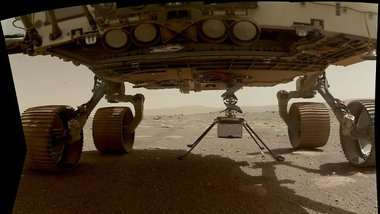 Perseverance setzt den Mini-Helikopter auf dem Mars ab.