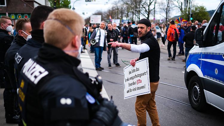 Die Polizei sah am Samstag trotz offensichtlicher Verstöße gegen die Corona-Auflagen größtenteils zu.