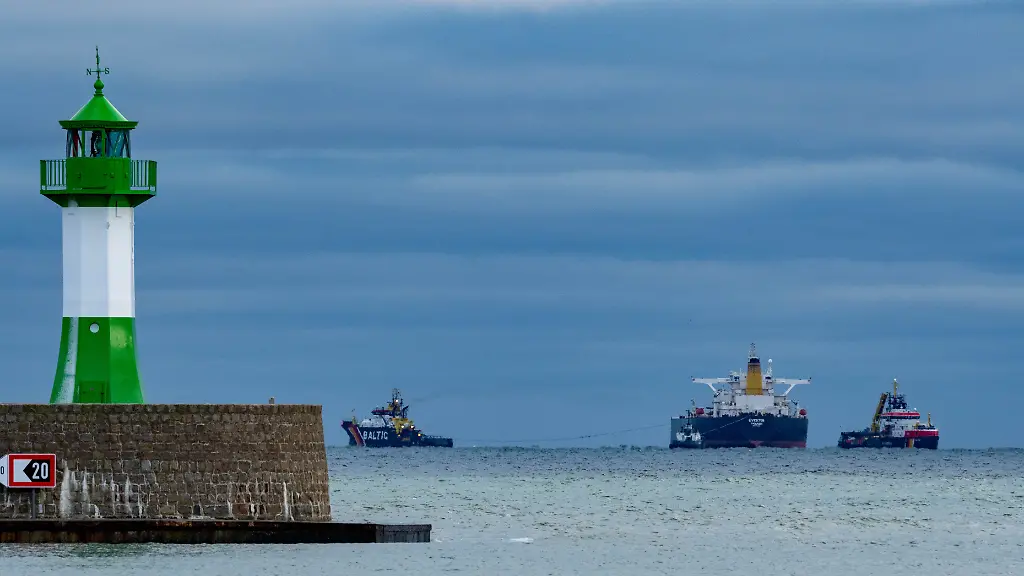 Der-manoevrierunfaehige-Tanker-Eventin-liegt-zwischen-Binz-und-Sassnitz-auf-der-Reede-Sassnitz-Der-mit-rund-99-000-Tonnen-Oel-beladene-Tanker-soll-so-lange-dort-bleiben-bis-ueber-das-weitere-Vorgehen-entschieden-ist-Links-das-Leuchtfeuer-an-der-Hafeneinfahrt-Sassnitz