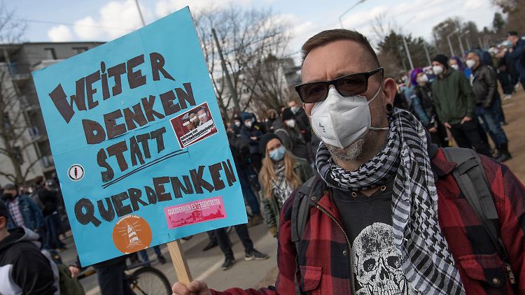 Die Stimmen gegen die Querdenker werden lauter - hier ein Gegendemonstrant Ende März in Darmstadt.