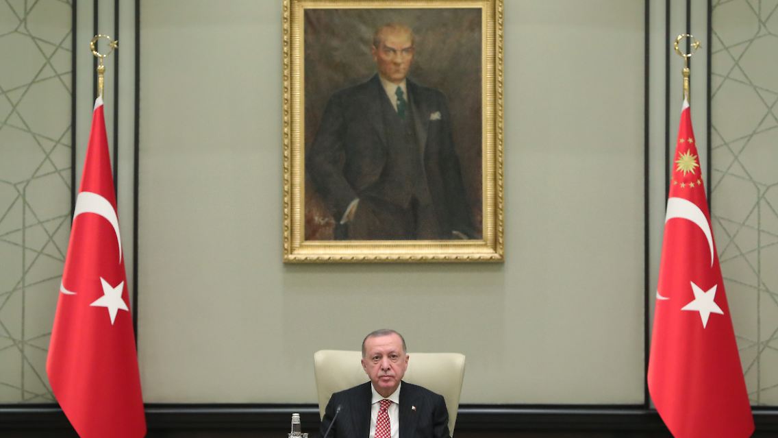 Der türkische Präsident Erdogan unter einem Porträt des laizistischen Staatsgründers Atatürk.