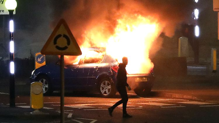 Mehrere Dutzend Menschen waren Teil der nächtlichen Krawalle in einem Vorort von Belfast.