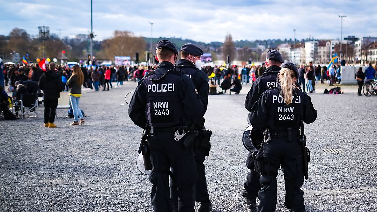 Der Polizei wird vorgeworfen, gegen Rechtsverstöße durch Demonstranten nicht eingeschritten zu sein.