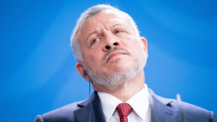 König Abdullah versichert sich erfolgreich der Treue seines Bruders Hamsa. Das Foto entstand 2019 bei einem Besuch in Berlin.