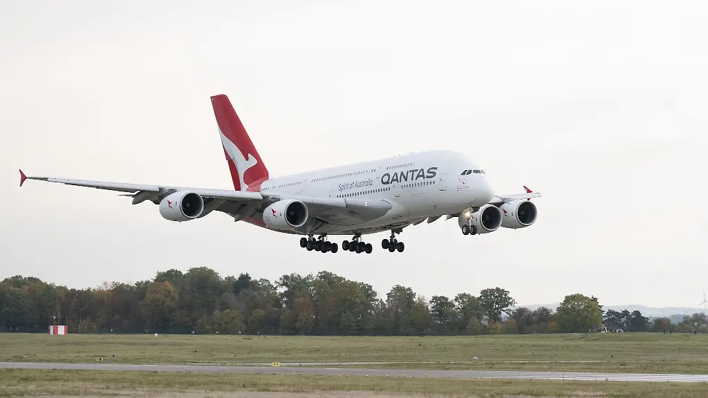 Die-Elbe-Flugzeugwerke-erwarten-einen-Airbus-A380-der-australischen-Airline-Qantas-Archivbild