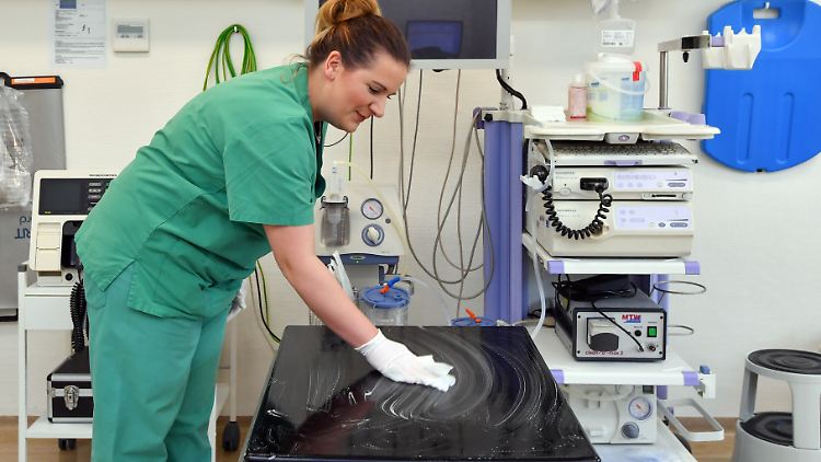 Gesundheitsdienstleister zahlen häufig niedrigere Gehälter. (Symbolbild)