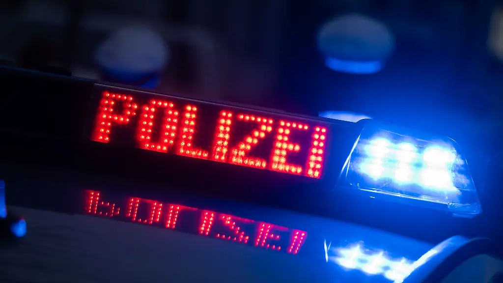 Nach-einem-Unfall-auf-der-A2-sind-Teile-der-Fahrbahn-weiterhin-fuer-Bergungsmassnahmen-gesperrt