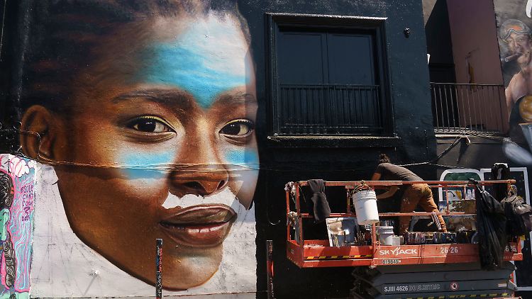 Für manche ist Amanda Gorman so etwas wie eine Nationalheilige geworden - dieser Künstler verewigt das Gesicht der jungen Poetin an einer Wand in Los Angeles.
