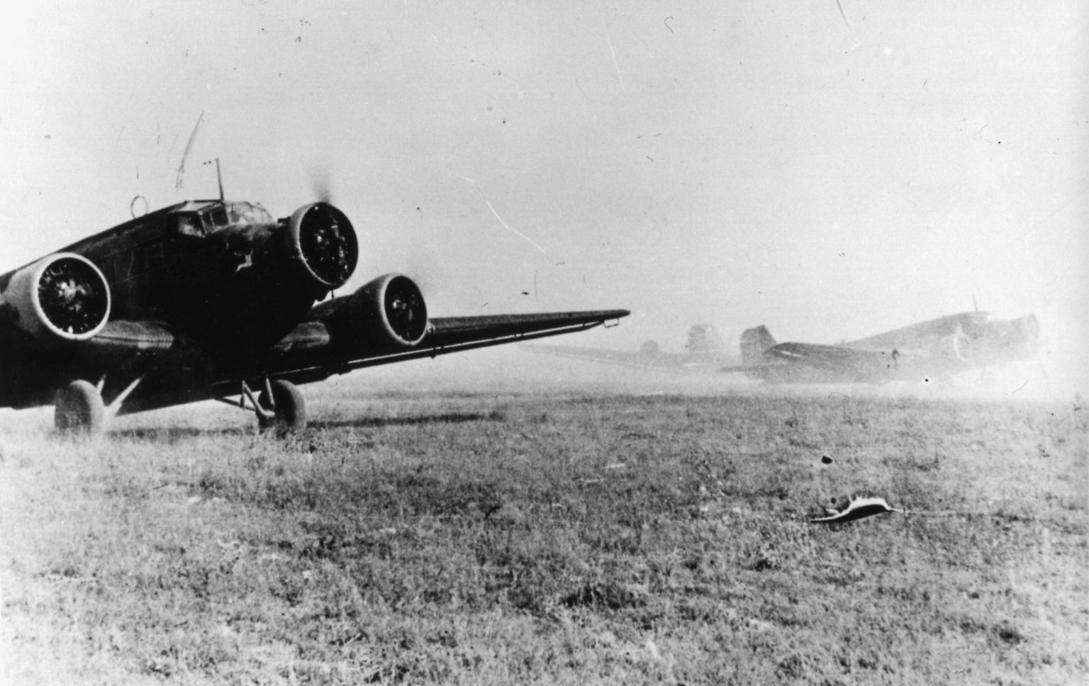 In den frühen Morgenstunden des 20. Mai 1941 starten Hunderte deutsche Transportmaschinen von ihren Flugplätzen auf dem griechischen Festland.