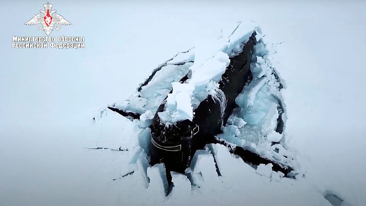 Russisches U-Boot bei einer Übung in der Arktis. 