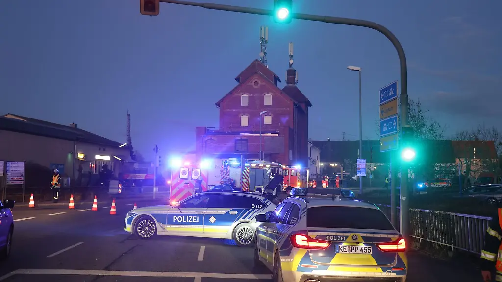 In-Nersingen-erfasst-ein-Auto-drei-Menschen-Ein-Notarzt-wird-mit-dem-Hubschrauber-zum-Einsatzort-gebracht