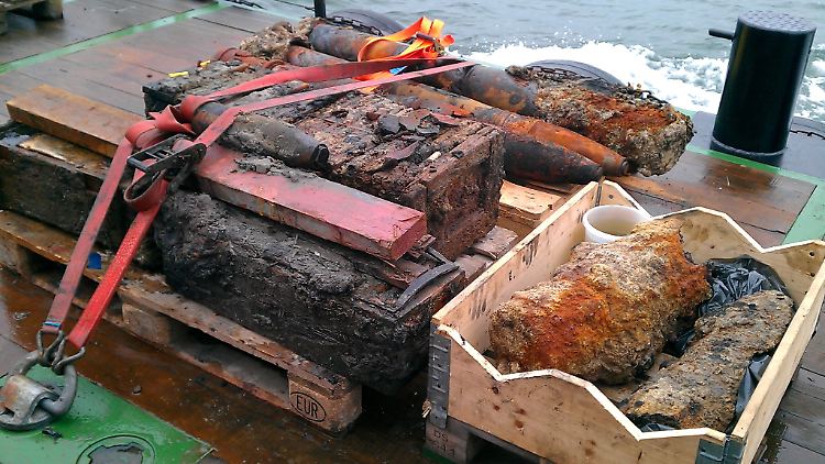 Altmunition liegt auf einem Räumungsschiff, die zuvor auf der geplanten Kabeltrasse zum Windpark Riffgat vor Borkum 2012 gefunden wurde. 
