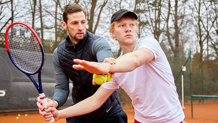 Er übt schon mal: Bruno Alexander (r.) mit seinem Tennistrainer Christoph Radecke.