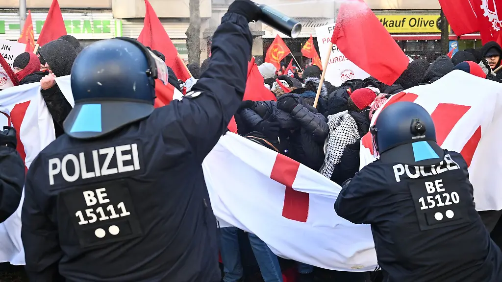 Die-Polizei-setzte-Reizgas-gegen-die-Demonstranten-ein