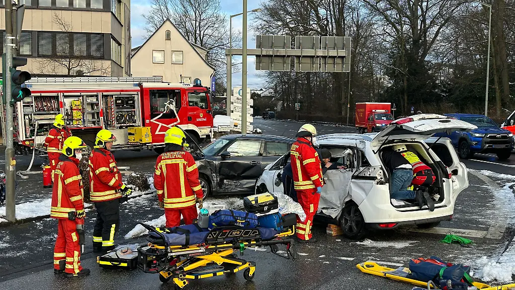 Bei-dem-Unfall-sind-mehrere-Menschen-verletzt-worden