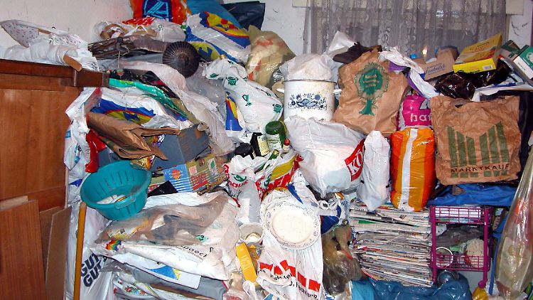 Die Betroffenen scheitern beispielsweise am Wegwerfen von benutzten Plastiktüten oder alten Zeitungen.