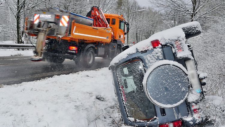 Nach den milden Temperaturen vergangene Woche sorgt der Wintereinbruch für heftigen Schneefall und einige Unfälle wie hier in Nordrhein-Westfalen.