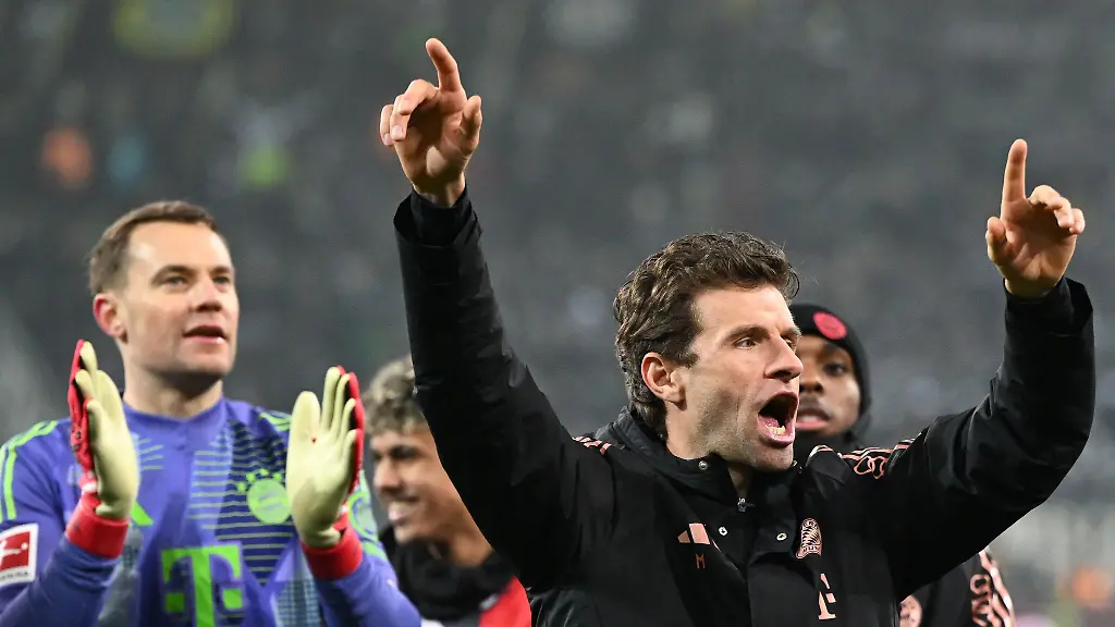 Manuel-Neuer-und-Thomas-Mueller-feiern-die-Hinrundenmeisterschaft-und-duerften-bald-verlaengern