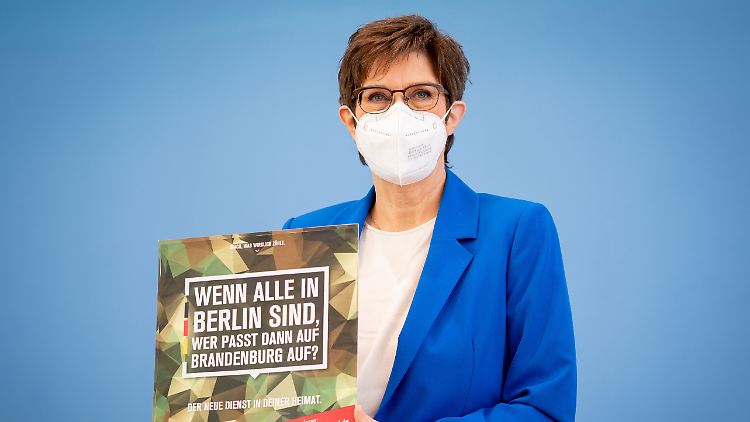 Bundesverteidigungsministerin Annegret Kramp-Karrenbauer ist stolz auf ihre neue Initiative und weist jegliche Kritik zurück.