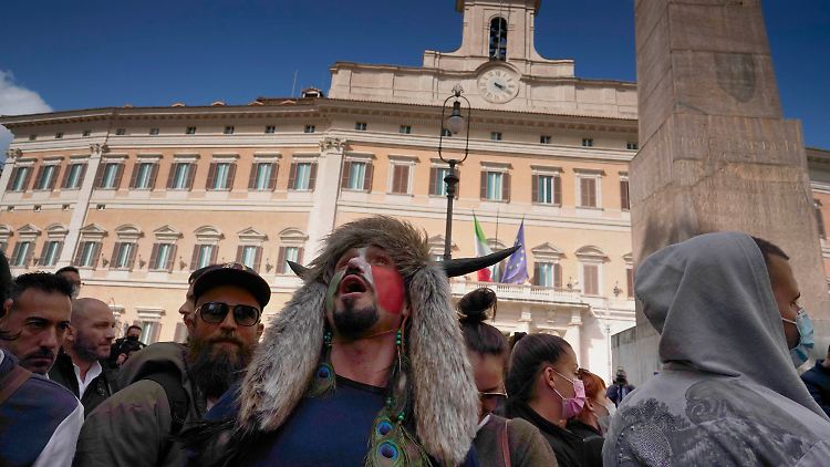 Der Hörner-Mann mit Gesichtsbemalung der italienischen Flagge.