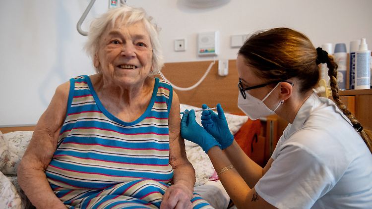 In der EU erhielten erst rund 60 Prozent der über 80-Jährigen bis zum 5. April mindestens eine Impfdosis, nur knapp 30 Prozent sind vollständig geimpft.