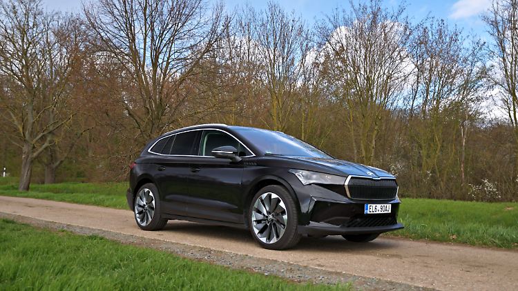Die typische Skoda-Front wirkt beim Enyaq iV durch den geschlossenen Grill fast schon stilisiert.