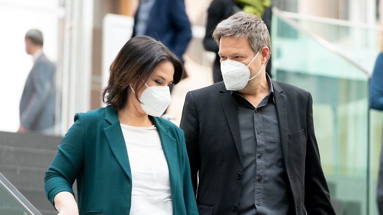 Einer von beiden soll sich für das Kanzleramt bewerben: Annalena Baerbock und Robert Habeck.