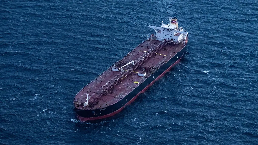 Zahlreiche-Besatzungsmitglieder-sind-auf-dem-Schiff