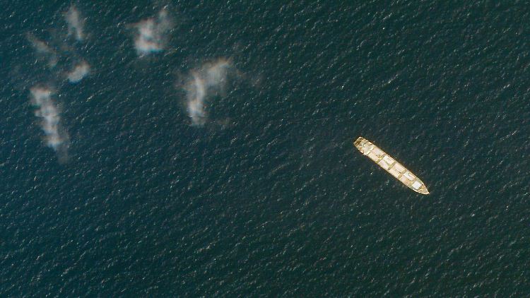 Eine Luftaufnahme vom vergangenen Oktober zeigt das mutmaßlich angegriffene Schiff "Iran Saviz".