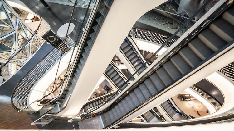 Die menschenleeren Rolltreppen in den nahezu verlassenen deutschen Einkaufszentren sind Sinnbild der Flaute in den Kassen des Einzelhandels, bieten Fotografen aber auch tolle Möglichkeiten für kunstvolle Aufnahmen.