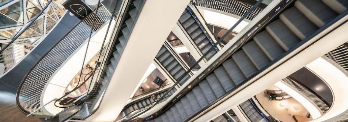 Menschenleer sind die Rolltreppen in einem Einkaufszentrum. Foto: Frank Rumpenhorst/dpa/Archivbild