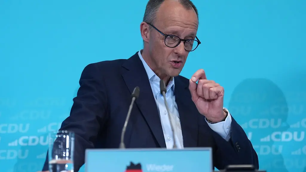 Die-CDU-justiert-ihre-zentralen-Themen-im-Wahlkampf-Wirtschaft-und-innere-Sicherheit-Auf-eine-moegliche-Politikwende-in-den-USA-blickt-der-Kanzlerkandidat-gelassen