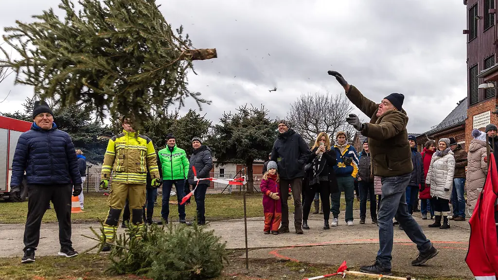 Weihnachtsbaum-Weitwurf-in-Cottbus