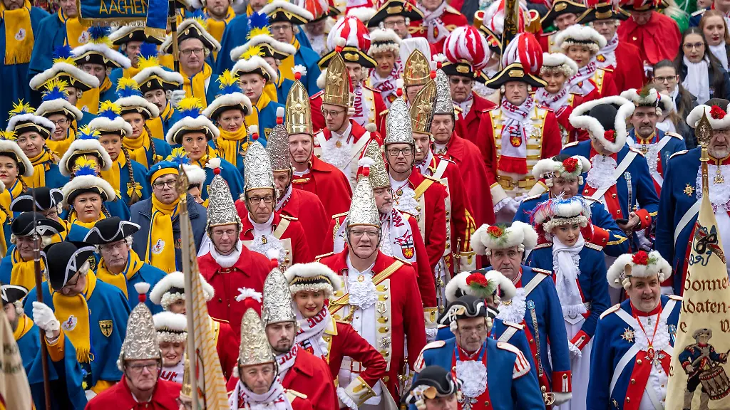 Mit-einem-bunten-Aufmarsch-und-ausgelassenen-Partys-haben-tausende-Menschen-in-der-Duesseldorfer-Altstadt-den-200-Geburtstag-des-Duesseldorfer-Karnevals-gefeiert