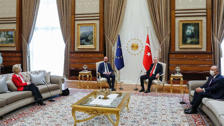Vergessen oder Provokation? - Beim Treffen zwischen der EU und der Türkei muss von der Leyen weit entfernt vom türkischen Präsidenten Platz nehmen.