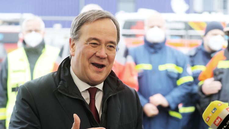 Stellt sich den Fragen von Journalisten und gegen die Kritik an seinem Vorschlag für einen "Brücken-Lockdown" - CDU-Chef Armin Laschet.