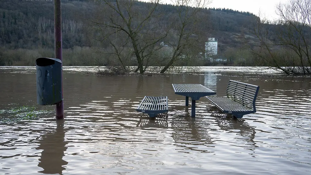 Am-Freitag-standen-in-Trier-noch-Baenke-unter-Wasser-nun-soll-das-Wasser-wieder-abfliessen