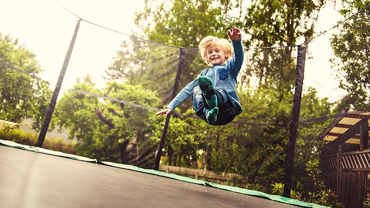 Wer ein Garten-Trampolin kauft, sollte bei der Auswahl auch den Sicherheits-Aspekt im Hinterkopf haben.