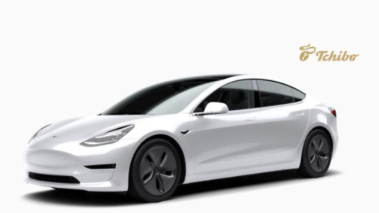 Der Tesla Model 3 im Abo bei Tchibo. Mit einem Mausklick im virtuellen Warenkorb - mit Tischdecke und Topflappen.