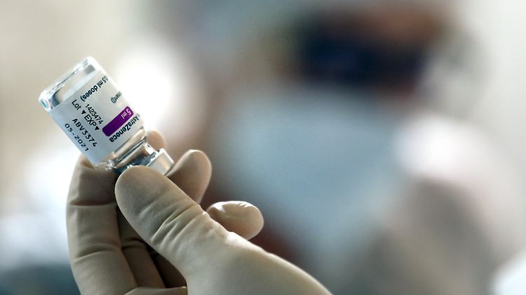 Die Europäische Arzneimittelbehörde sieht weiter mehr Nutzen als Risiko bei der Nutzung des Corona-Impfstoffs von Astrazeneca.