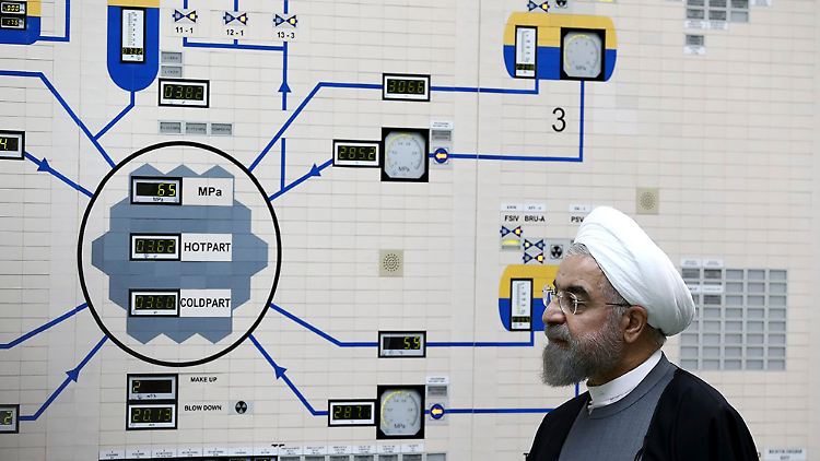 Der iranische Präsident Ruhani besucht auf diesem undatierten Bild das Atomkraftwerk Bushehr.