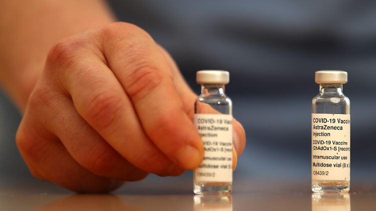 Junge Menschen sollen in Großbritannien eine Alternative zu dem Astrazeneca-Präparat erhalten.