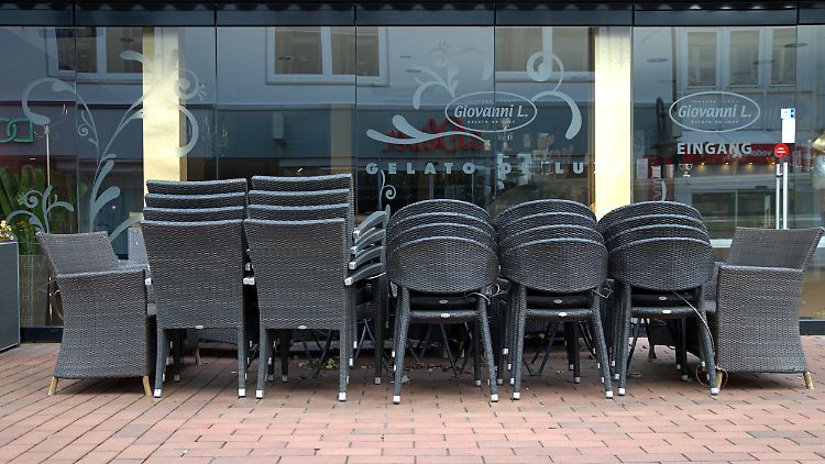 Gastronomen im Norden putzen besser ihre Stühle und Tische, bevor die ersten Gäste kommen.