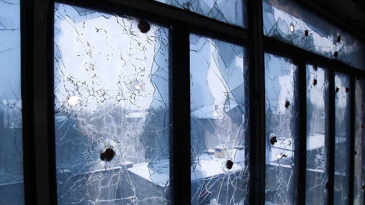 Ein jüngst zerschossenes Fenster in der Region Donezk schützt niemanden mehr vor der Kälte.