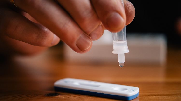 Wirtschaftsverbände mahnen, eine Testpflicht sei für die Firmen zu teuer.
