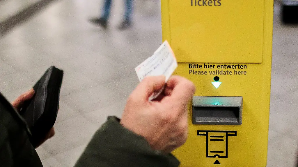 Sind-Papiertickets-im-oeffentlichen-Nahverkehr-bald-Geschichte-Symbolbild
