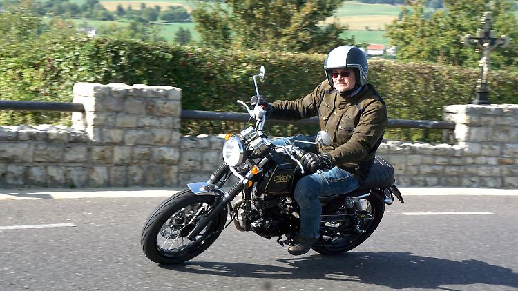 Wenn man die Mash Black Seven 125 auf der Straße sieht, fragt man sich, wie alt sie ist, so gelungen ist das Retro-Design.